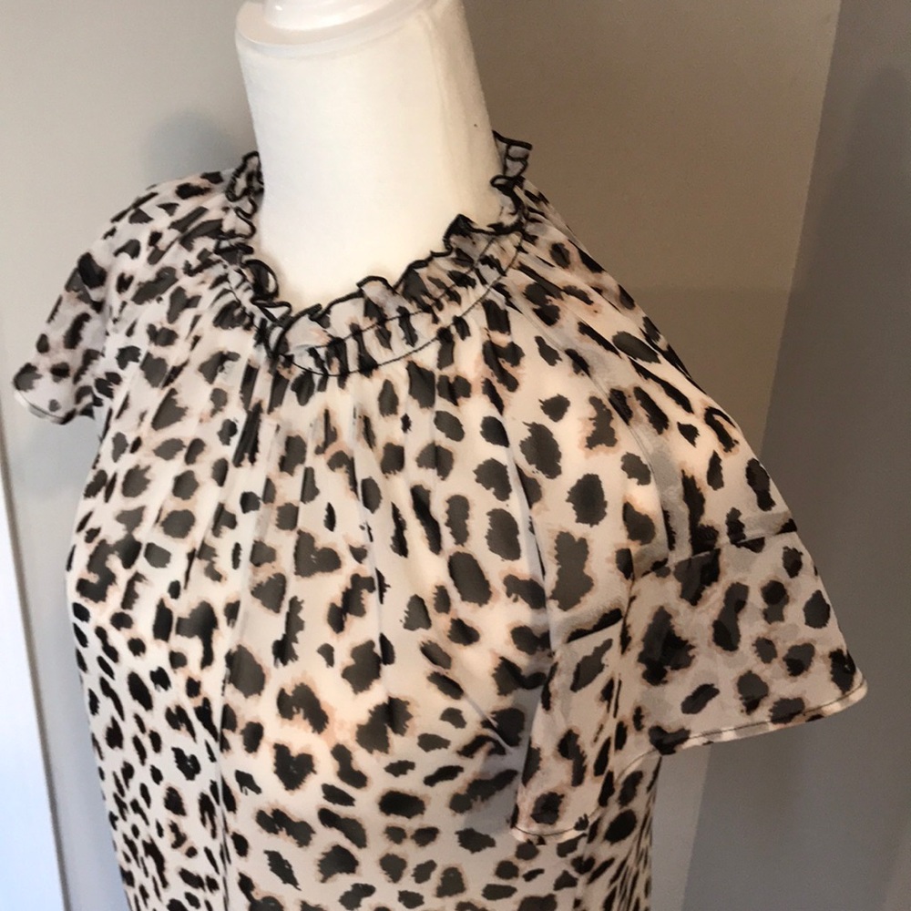 Express ruffle mock neck top in animal print - Picture 2 of 7